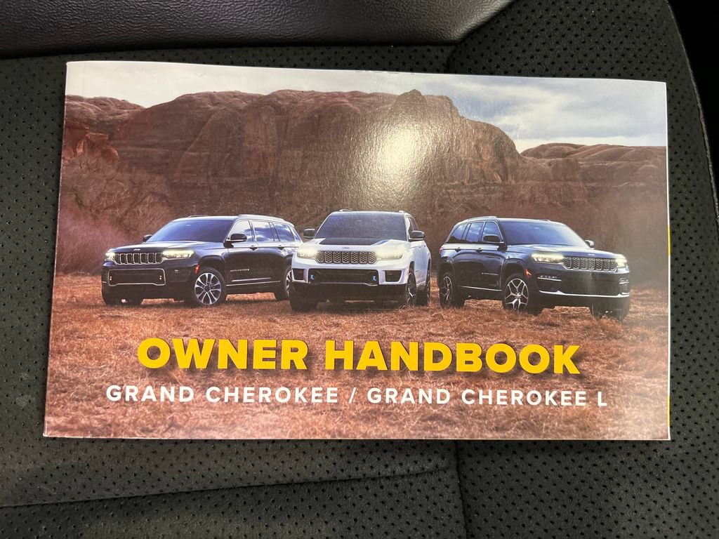 Used 2025 Jeep Grand Cherokee Altitude AWD/4WD image 34