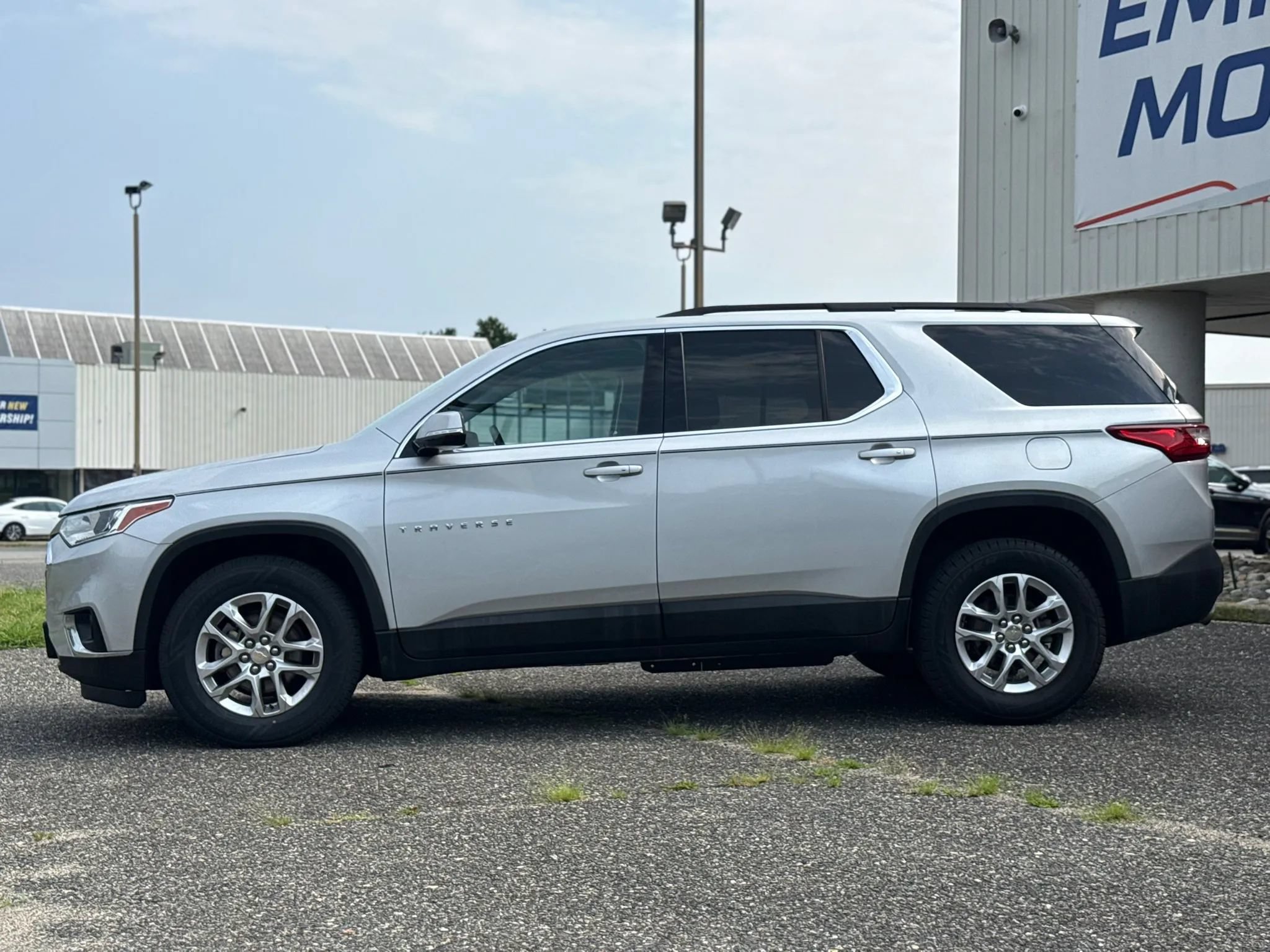 Used 2020 Chevrolet Traverse LT FWD image 2