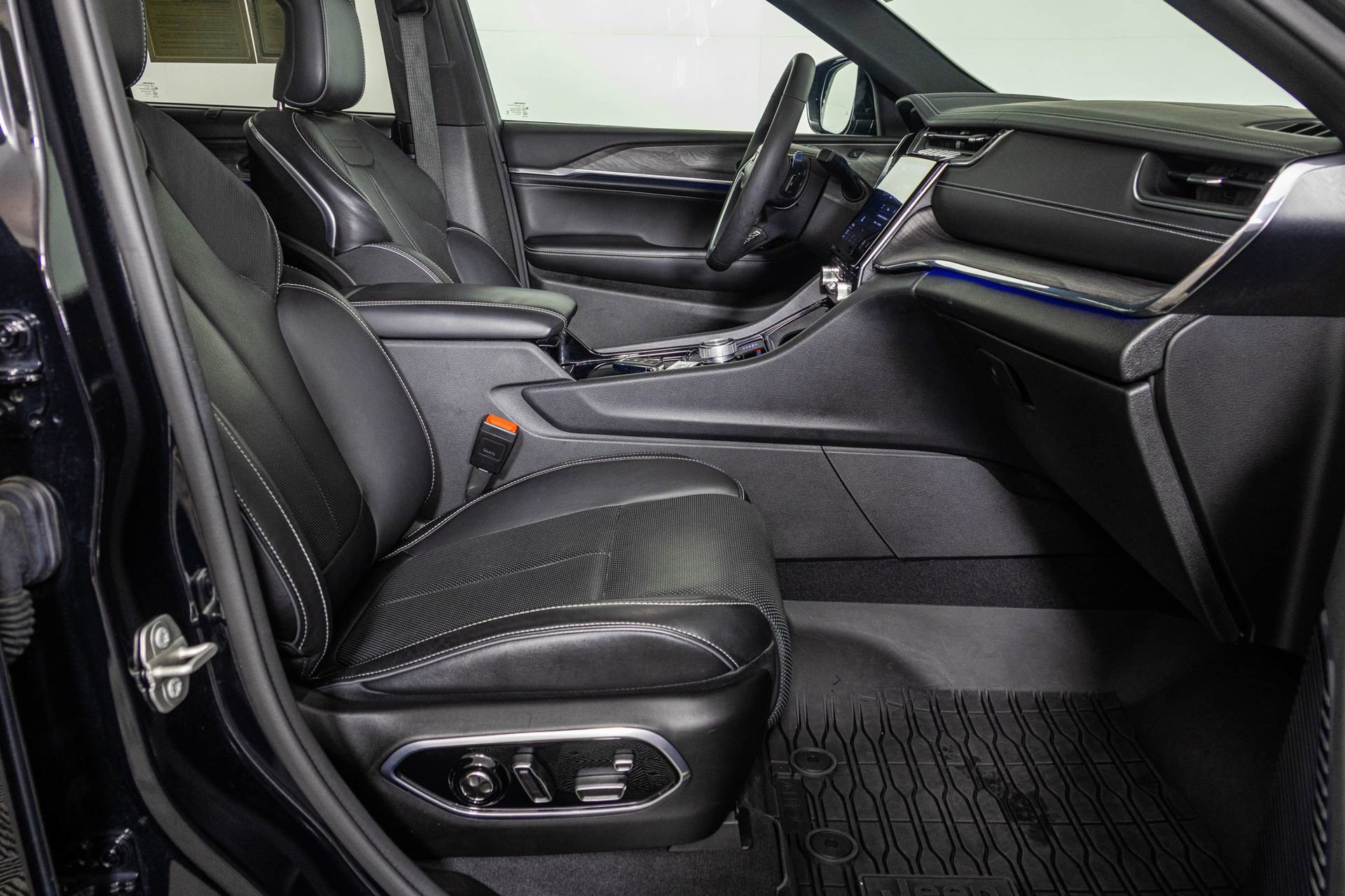 Used 2024 Jeep Grand Cherokee Overland w/ Luxury Tech Group IV image 51