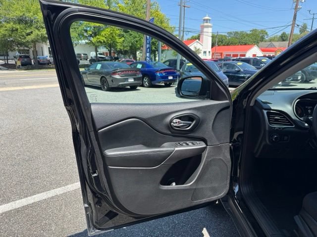 Used 2021 Jeep Cherokee Latitude AWD/4WD image 12