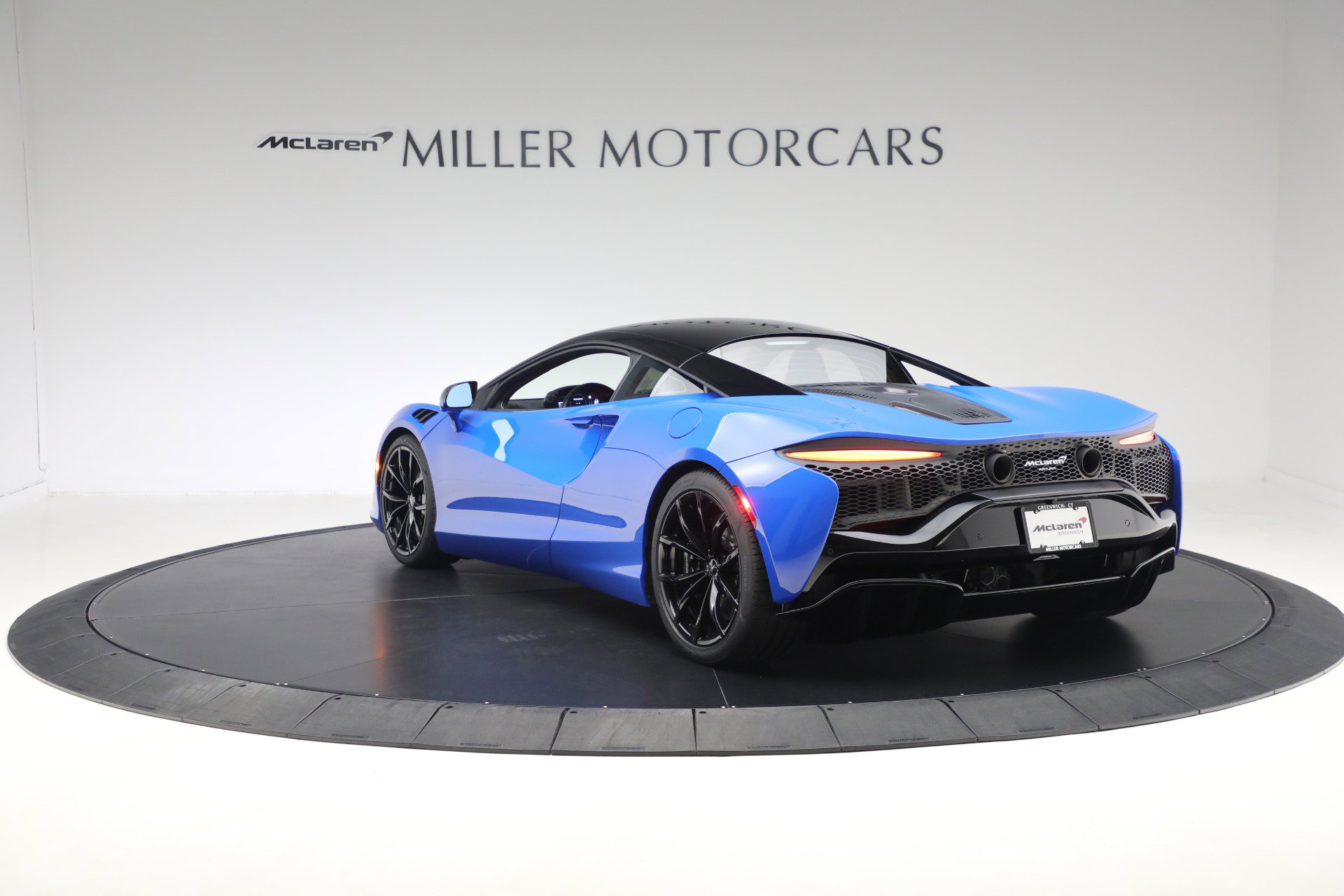 Used 2023 McLaren Artura image 5