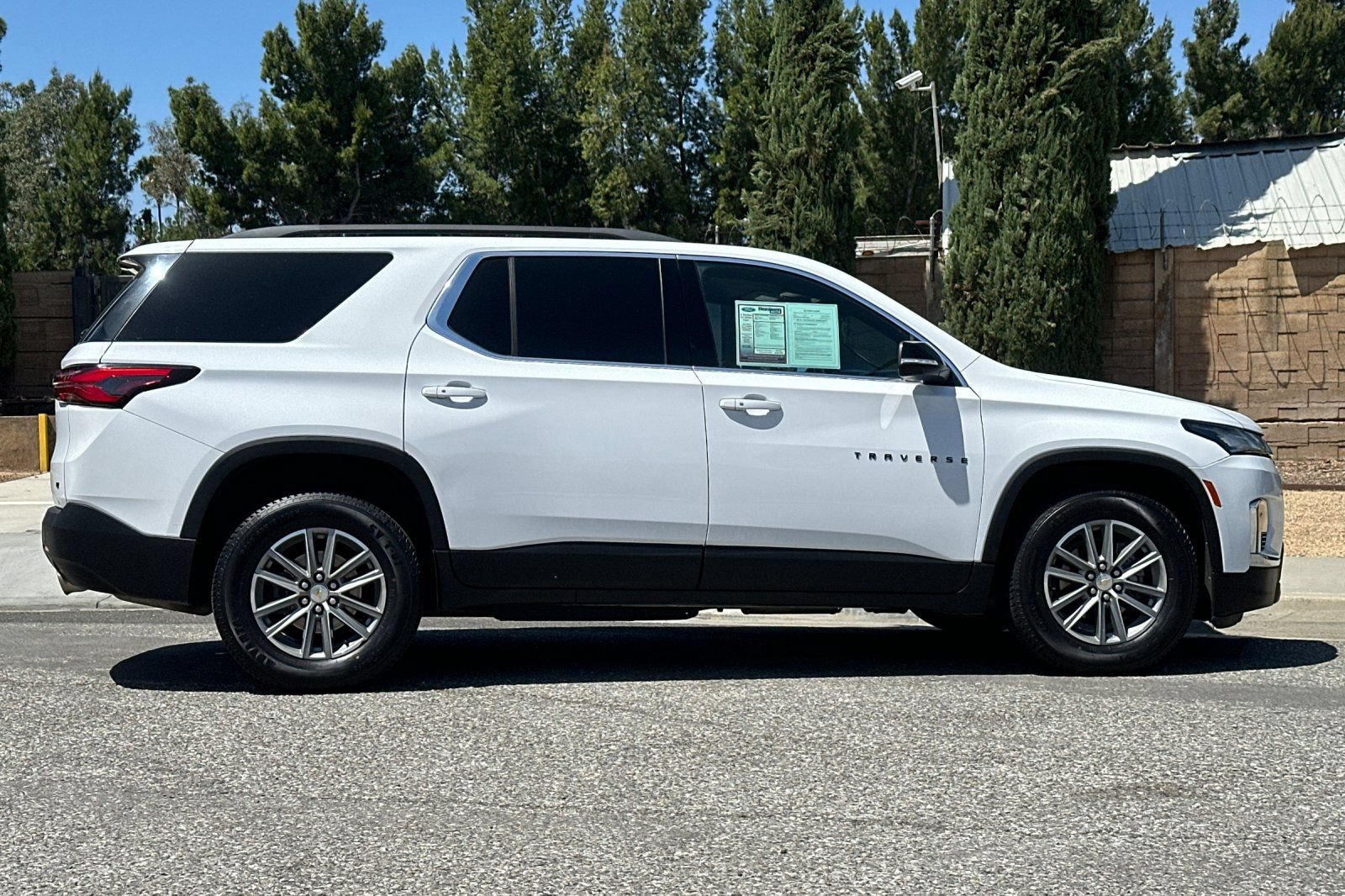 Used 2022 Chevrolet Traverse LT w/ LPO, Blackout Package FWD image 3