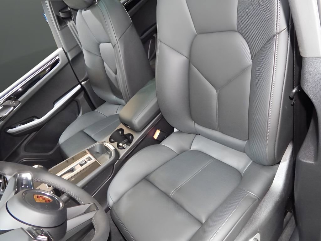 Used 2022 Porsche Macan image 16