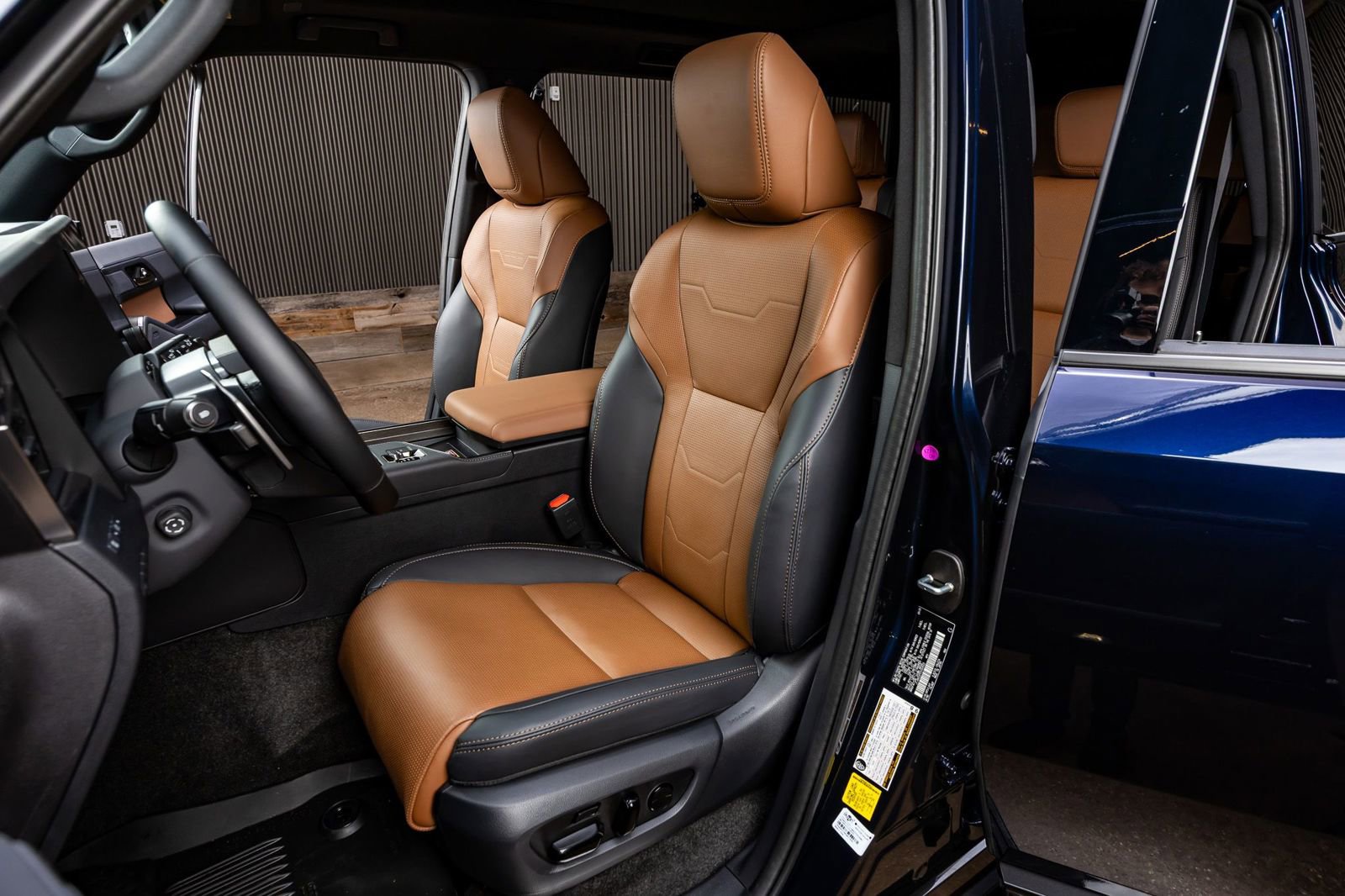 Used 2025 Lexus GX 550 w/ Accessory Package (2T) image 30