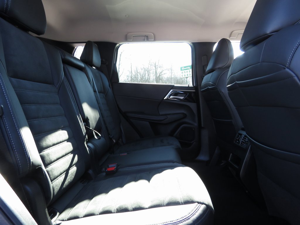 Used 2023 Mitsubishi Outlander SE image 16