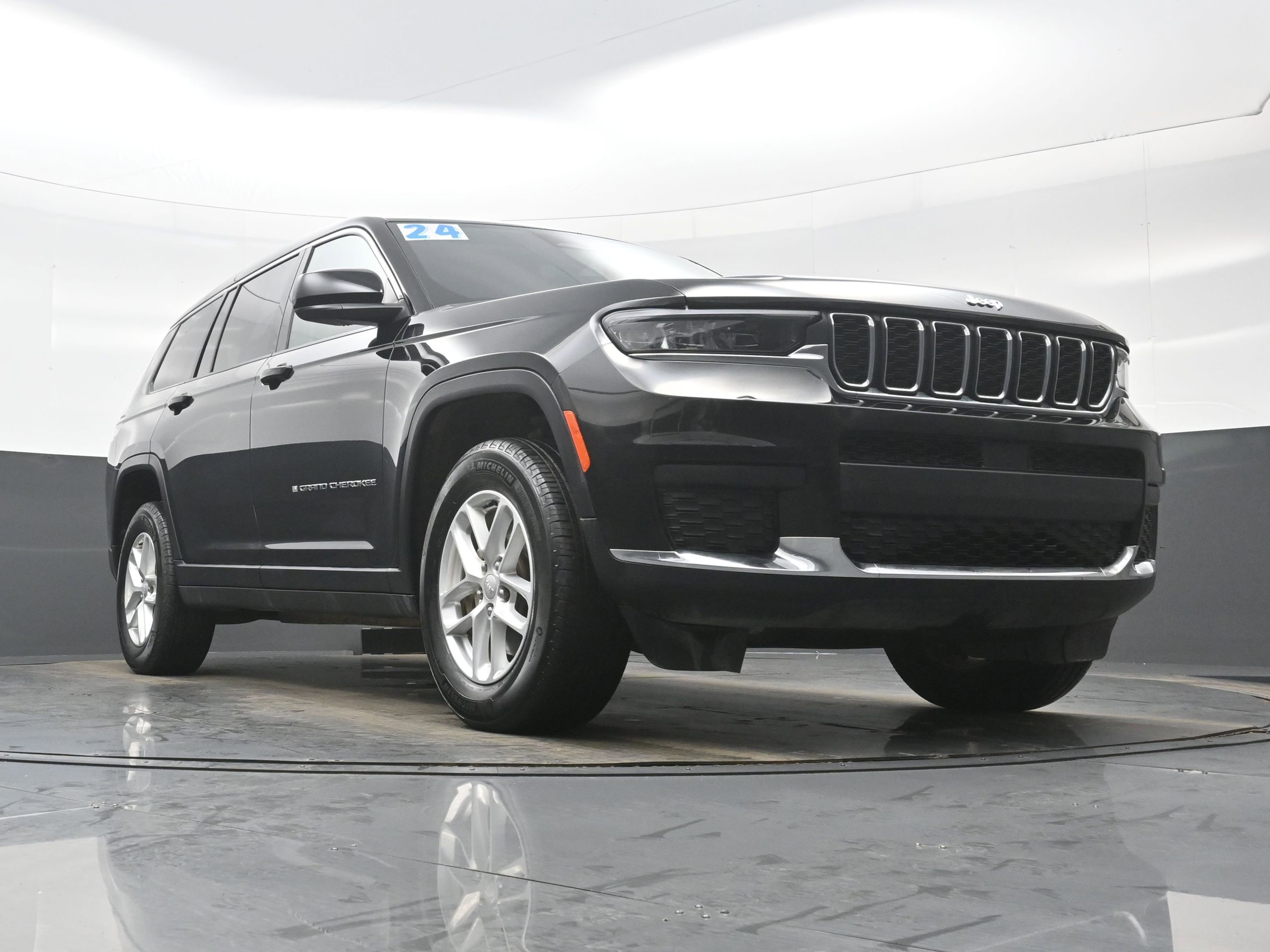 Used 2024 Jeep Grand Cherokee L Laredo image 32