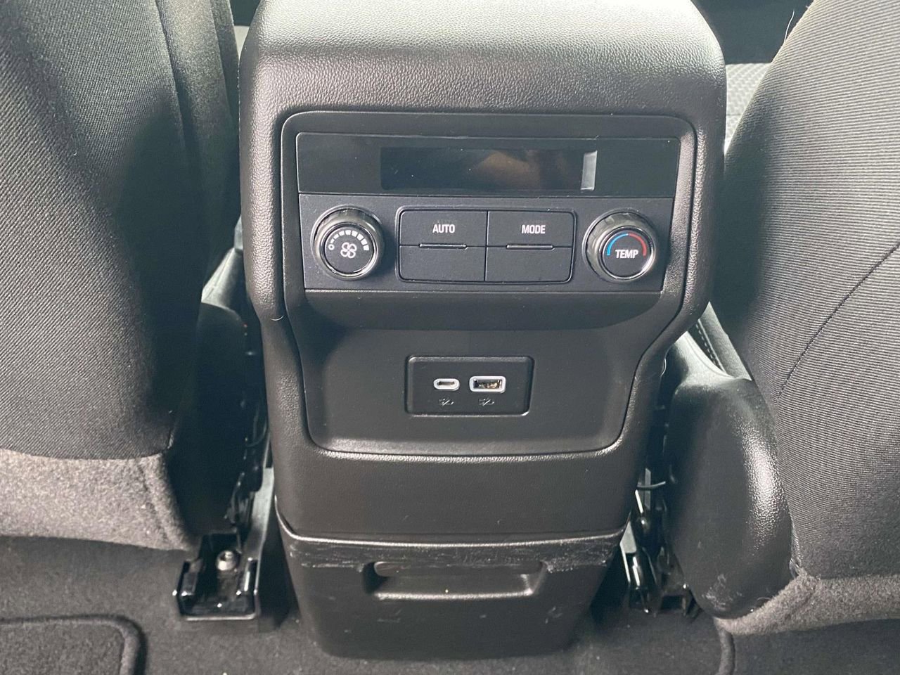 Used 2023 GMC Acadia SLE image 11