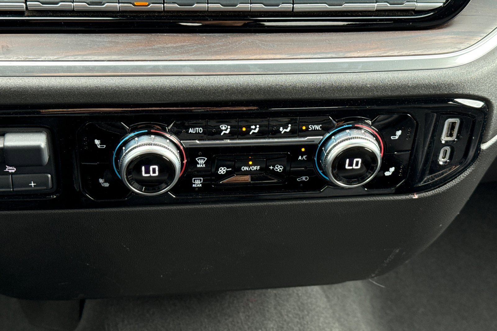 Used 2025 GMC Sierra 1500 SLT image 27