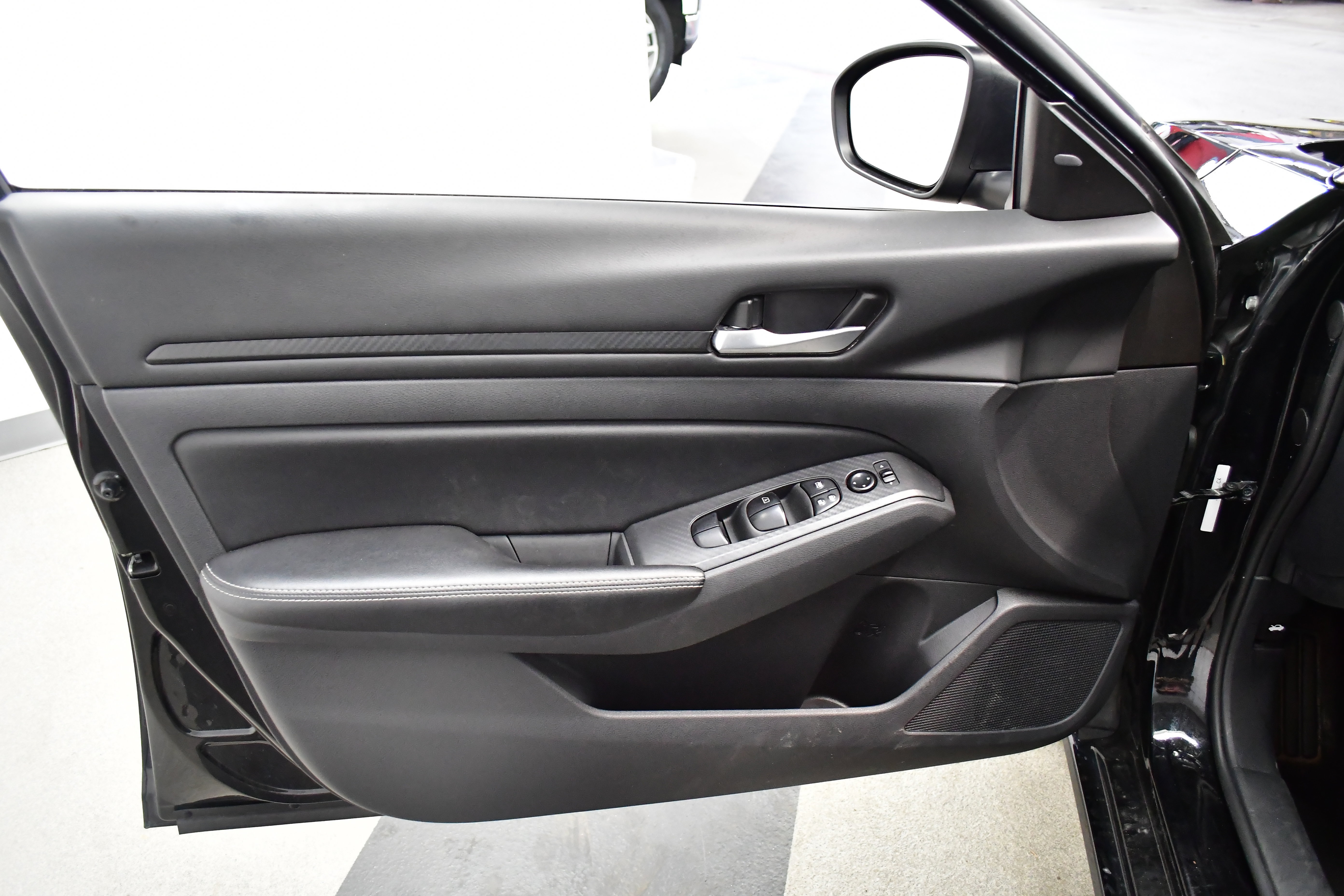 Used 2025 Nissan Altima 2.5 SV FWD image 16