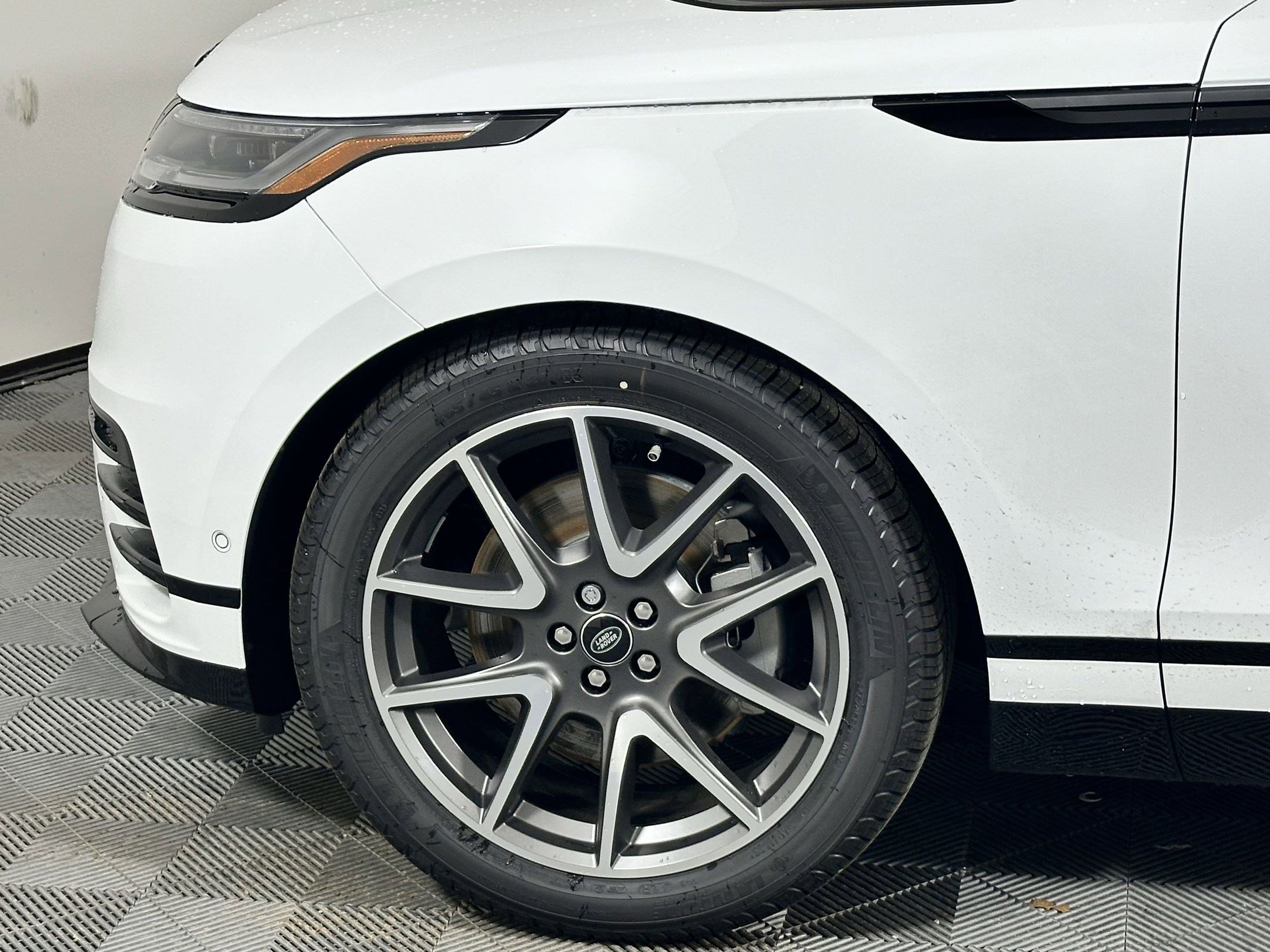 New 2026 Land Rover Range Rover Velar Dynamic SE image 9