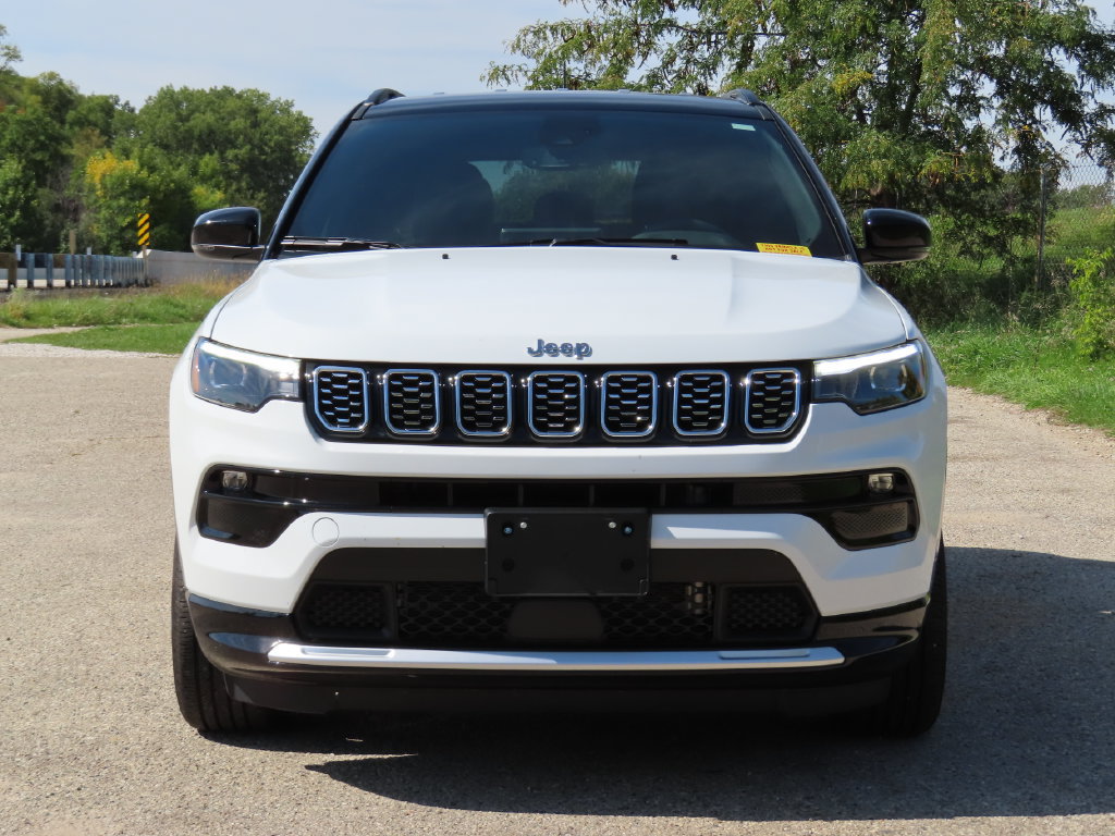 Used 2025 Jeep Compass Limited w/ Elite Group AWD/4WD image 4