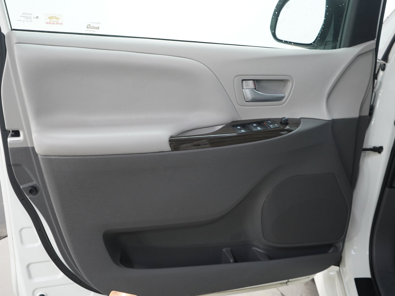 Used 2020 Toyota Sienna XLE Premium w/ Carpet Mat Package FWD image 22