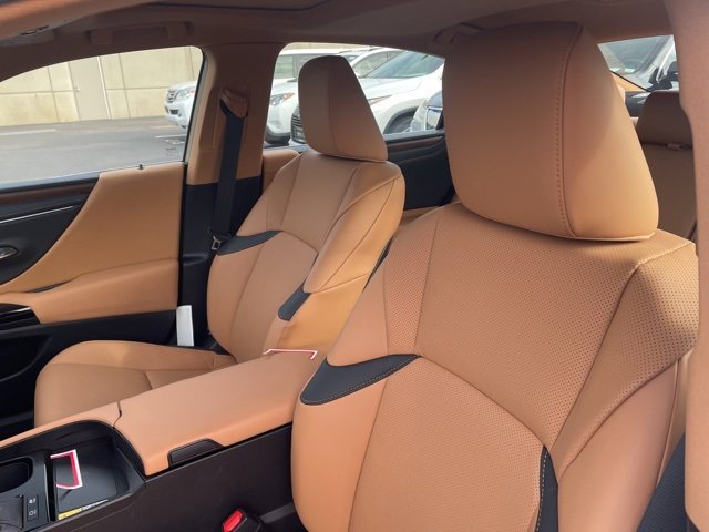 Used 2025 Lexus ES 300h w/ Premium Package image 5