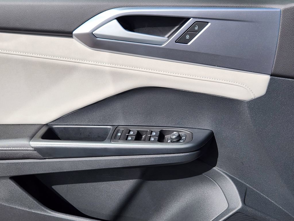 New 2025 Volkswagen Taos SE image 13