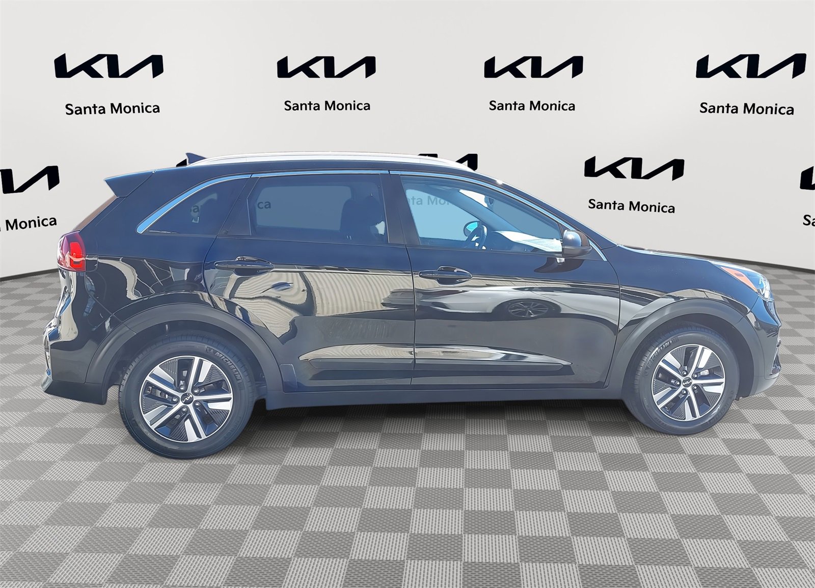 Used 2022 Kia Niro LXS image 4