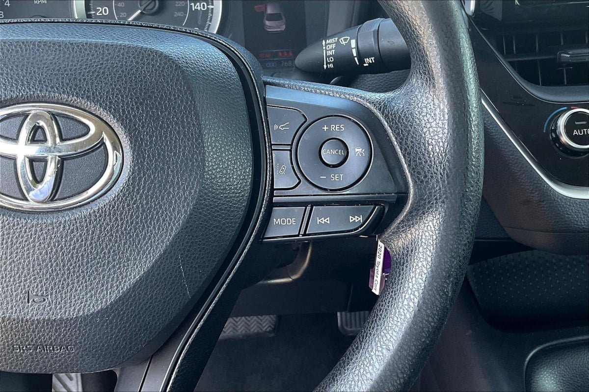 Used 2020 Toyota Corolla LE FWD image 19