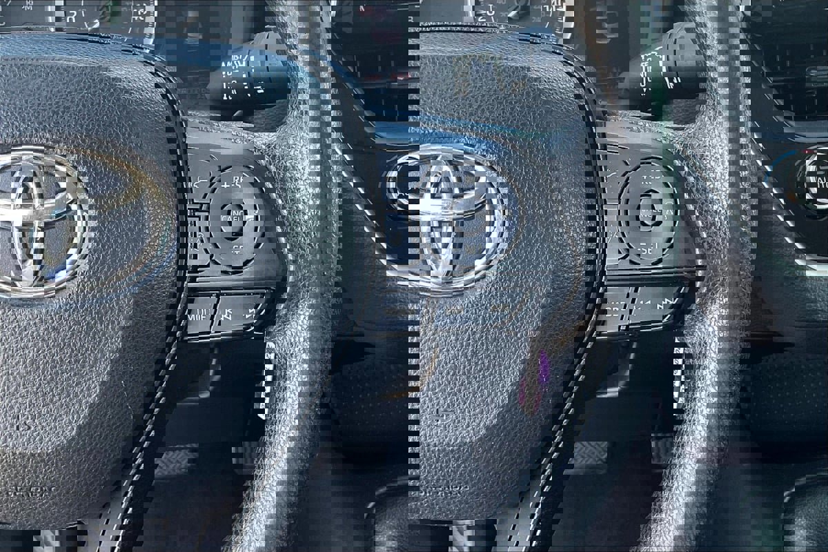 Used 2020 Toyota Corolla LE FWD image 19