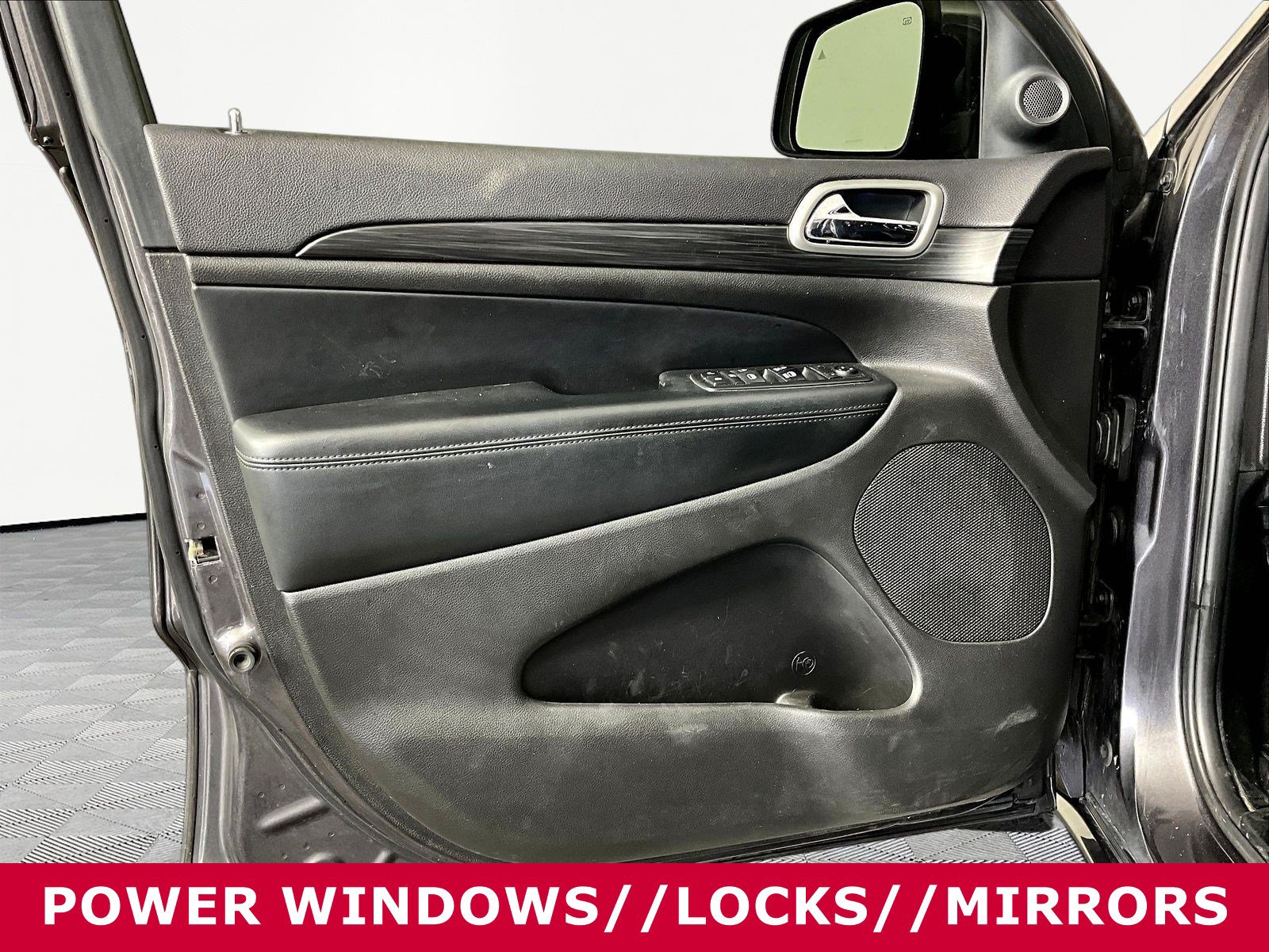 Used 2019 Jeep Grand Cherokee Altitude AWD/4WD image 18