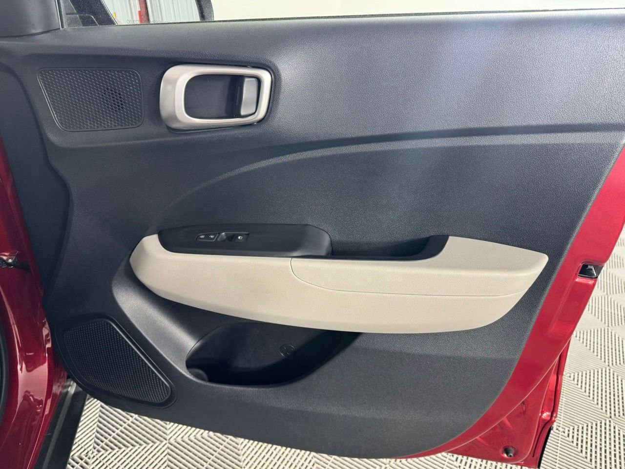 Used 2025 Hyundai Venue SEL image 30