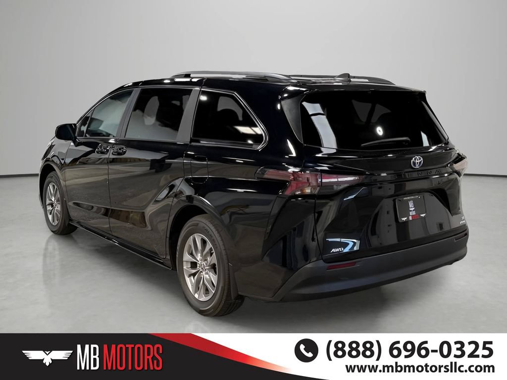 Used 2024 Toyota Sienna LE AWD/4WD image 5
