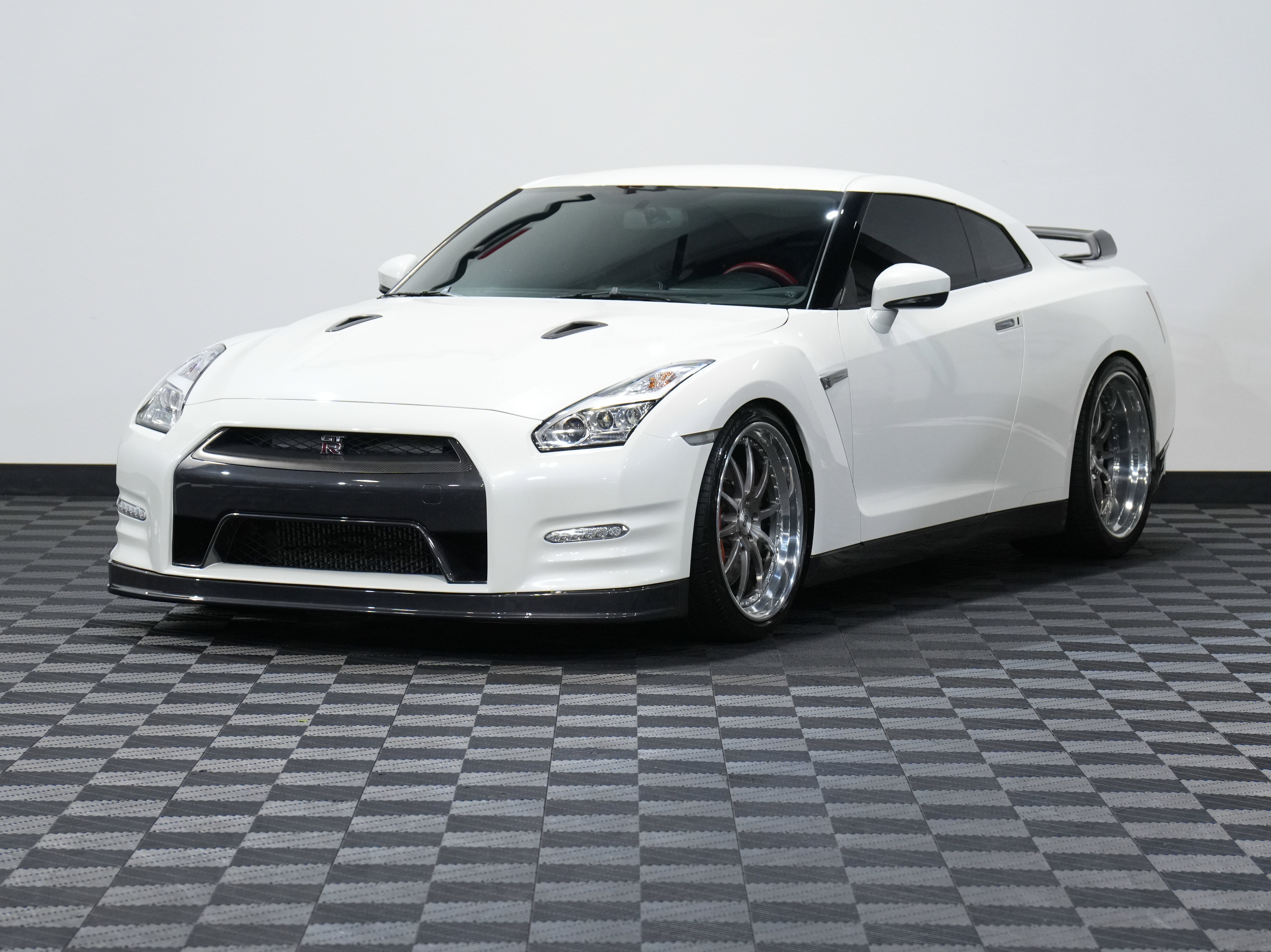 Used 2015 Nissan GT-R Black Edition image 3