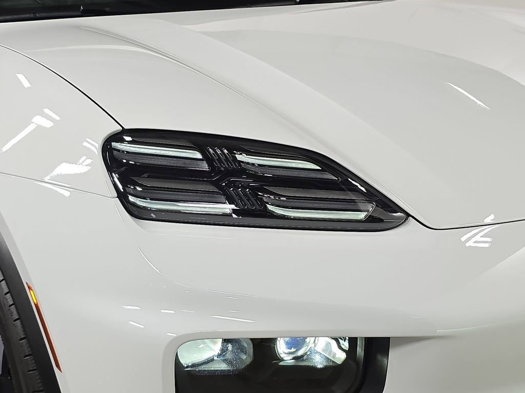 Certified 2025 Porsche Macan Electric image 12