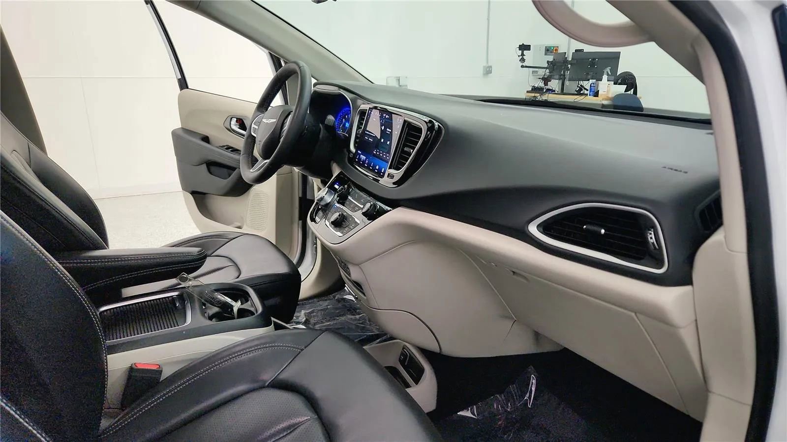 Used 2023 Chrysler Pacifica Touring-L FWD image 38