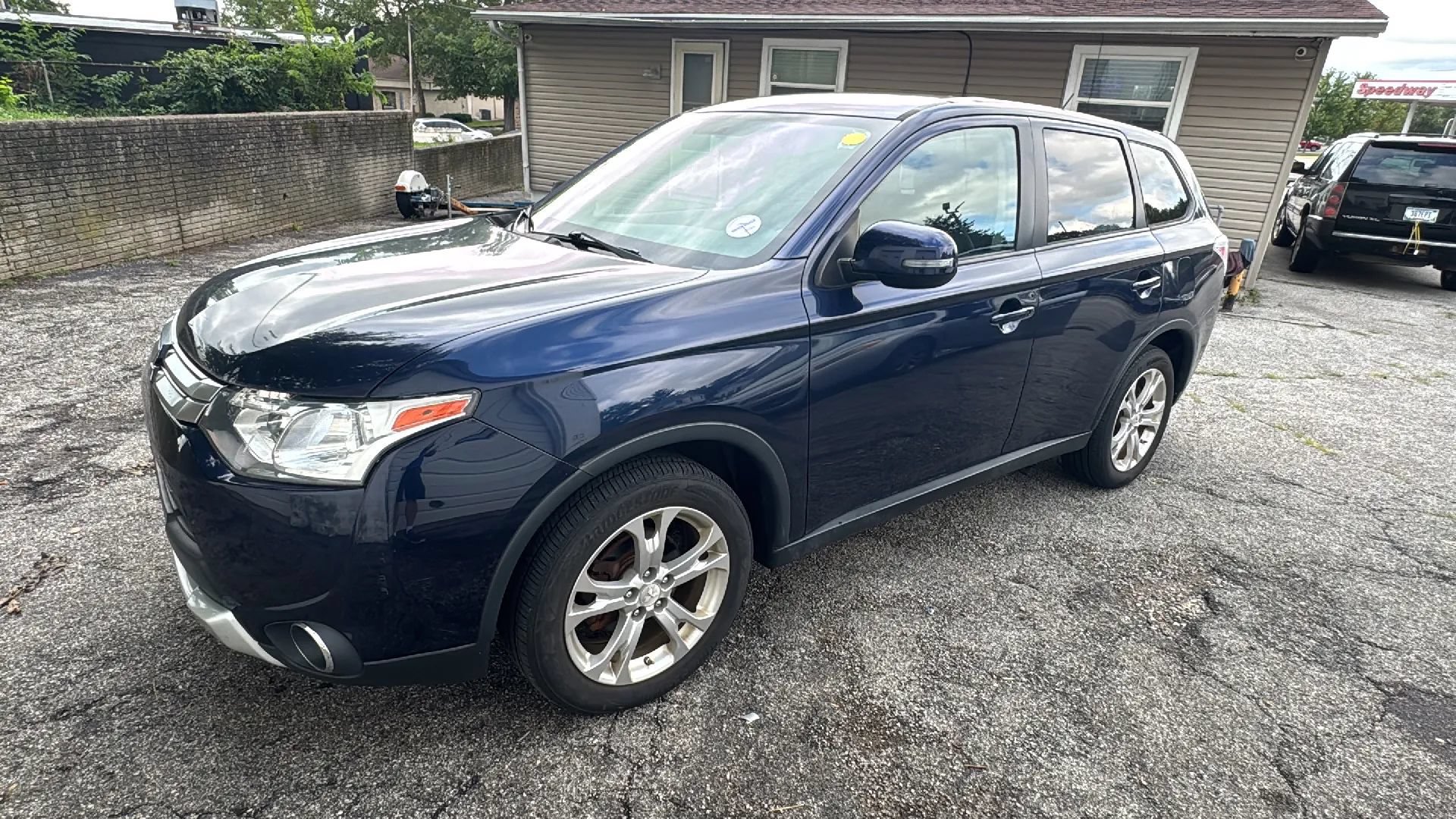 Used 2015 Mitsubishi Outlander SE AWD/4WD image 1