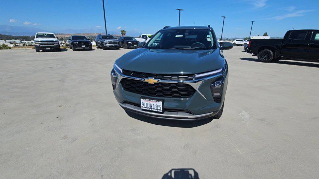 Used 2025 Chevrolet Trax LT w/ Sunroof Package FWD image 3