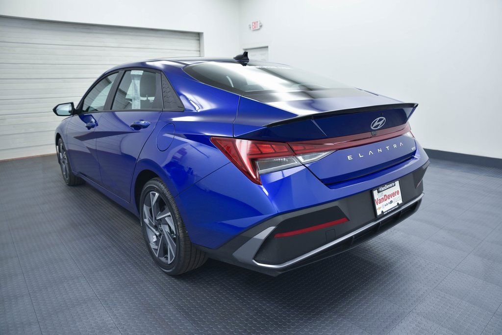 Used 2025 Hyundai Elantra SEL image 6