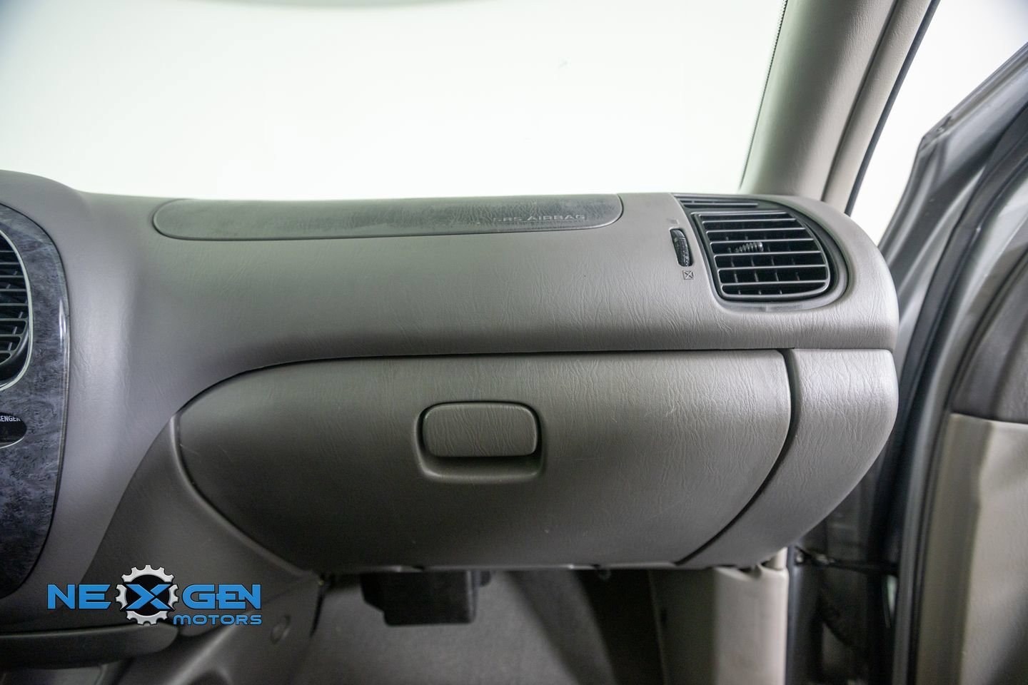 Used 2004 Toyota Sequoia Limited w/ Preferred Accessory Pkg AWD/4WD image 46