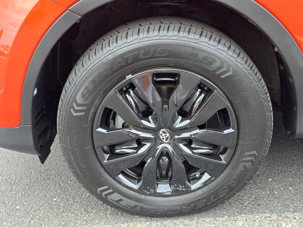 Used 2015 Toyota RAV4 LE AWD/4WD image 10