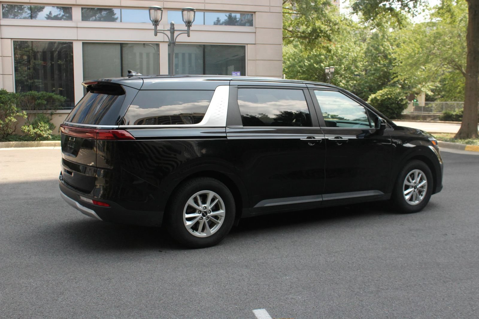 Used 2024 Kia Carnival LX FWD image 7
