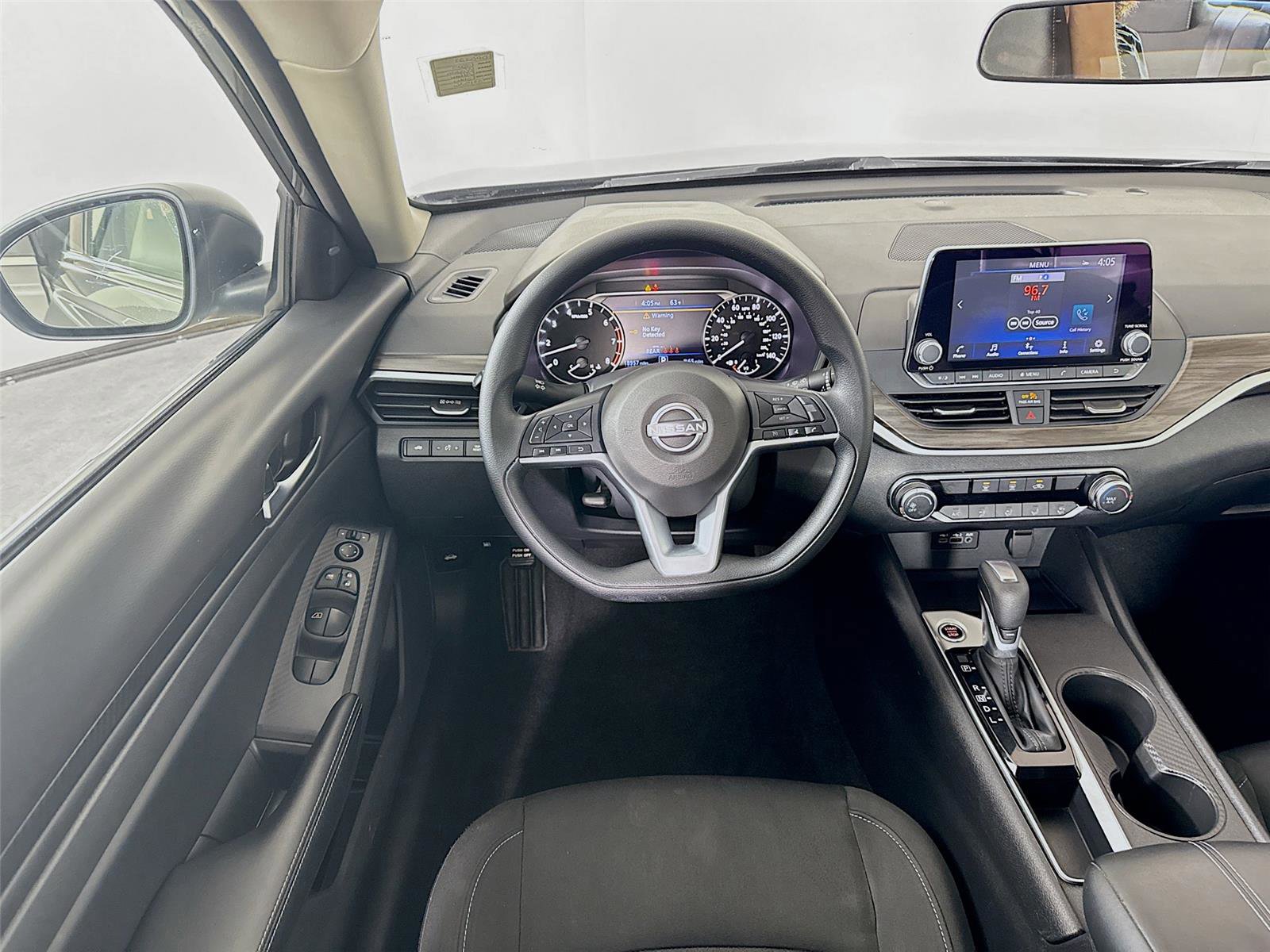 Used 2025 Nissan Altima 2.5 SV image 2