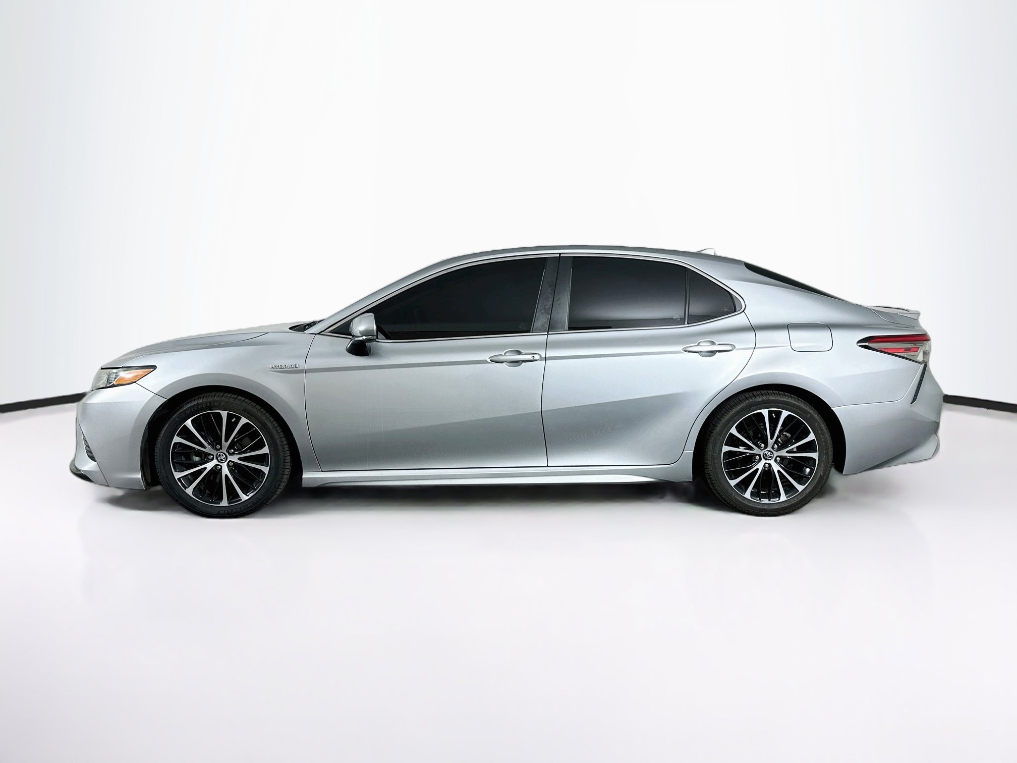 Used 2019 Toyota Camry SE w/ Audio Package FWD image 4