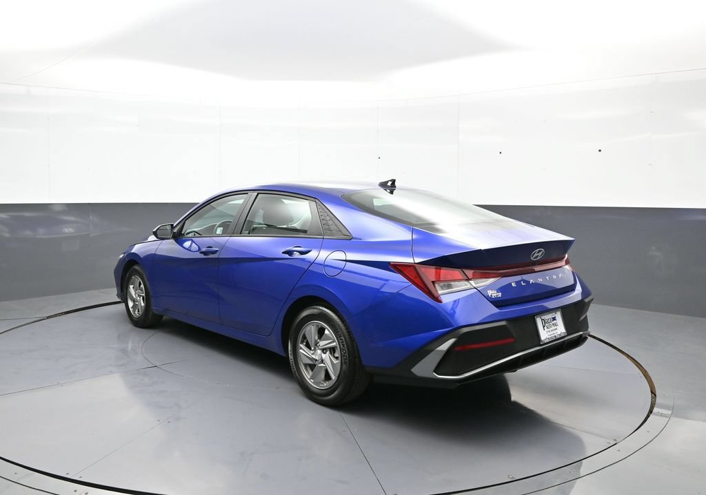 Certified 2025 Hyundai Elantra SE FWD image 8