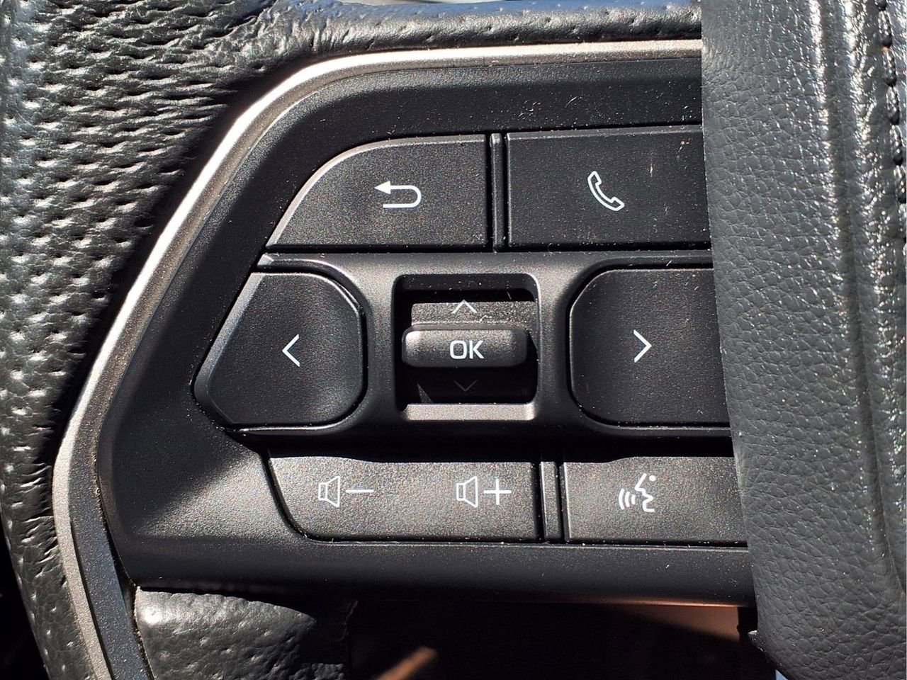 Used 2024 Toyota Tacoma TRD Off-Road w/ TRD Off Road Upgrade Package AWD/4WD image 27