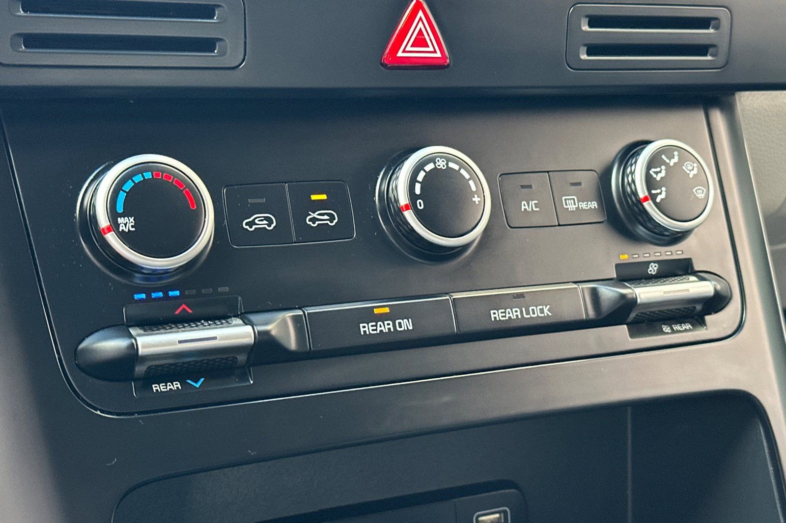 Used 2022 Kia Carnival LX image 23