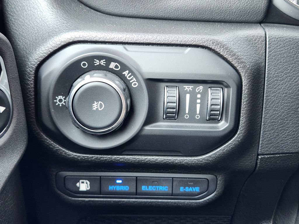Used 2021 Jeep Wrangler Unlimited Sahara w/ Cold Weather Group AWD/4WD image 23