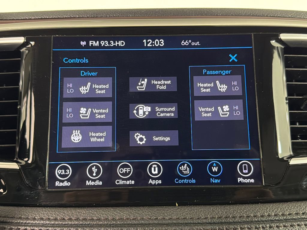 Used 2018 Chrysler Pacifica Limited w/ Tire & Wheel Group FWD image 31
