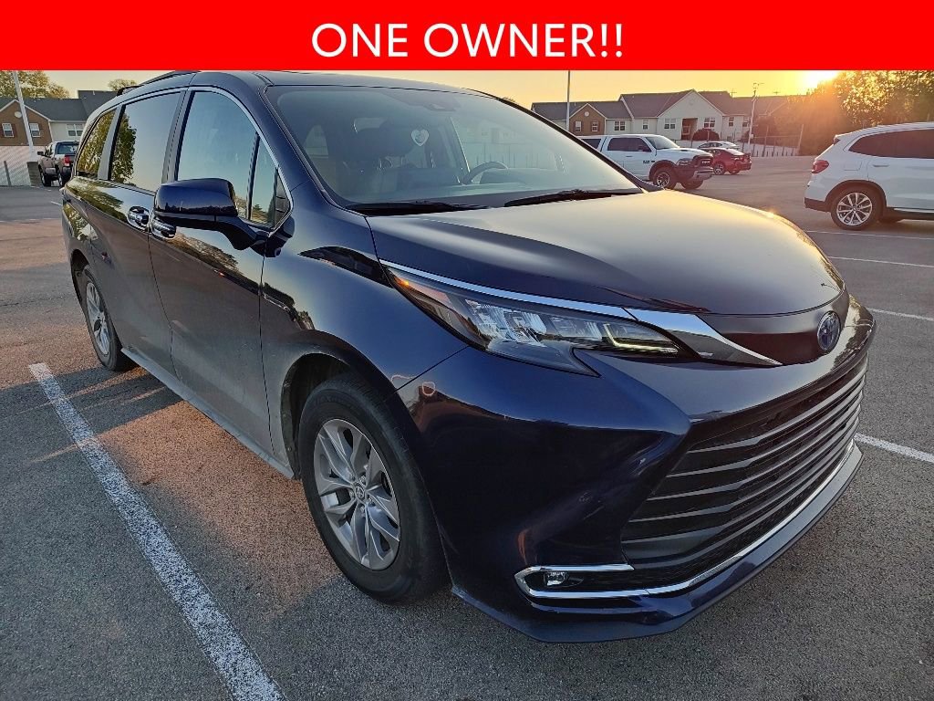 Used 2024 Toyota Sienna XLE AWD/4WD image 3