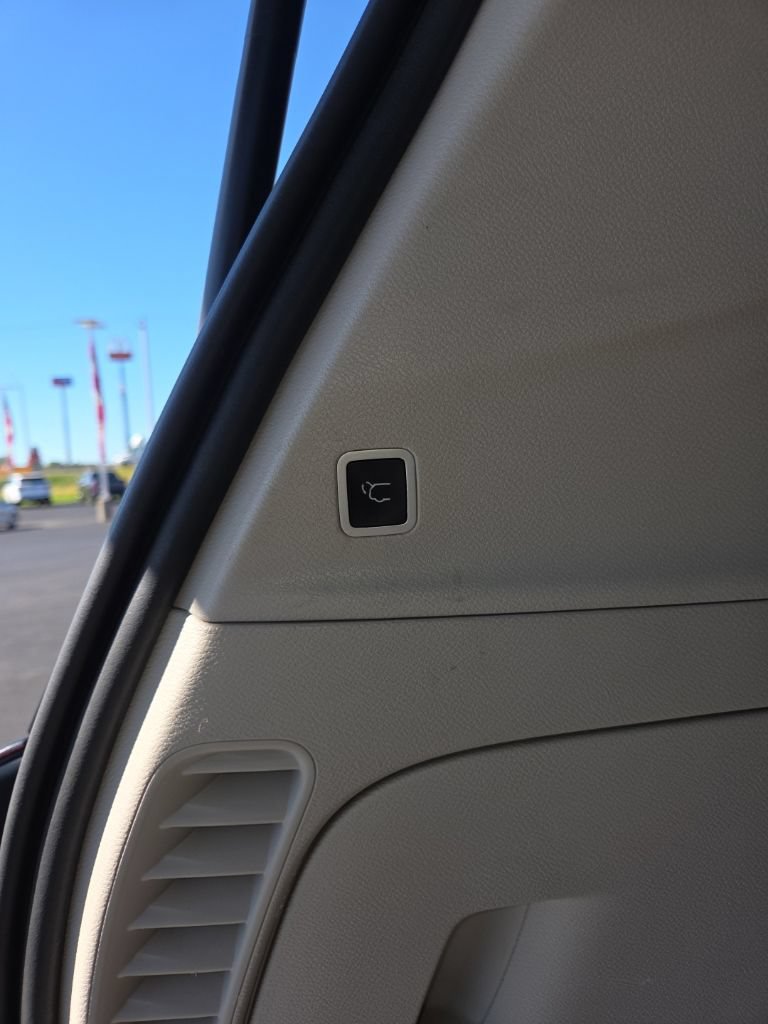 Used 2018 Chrysler Pacifica Touring w/ Tire & Wheel Group FWD image 7