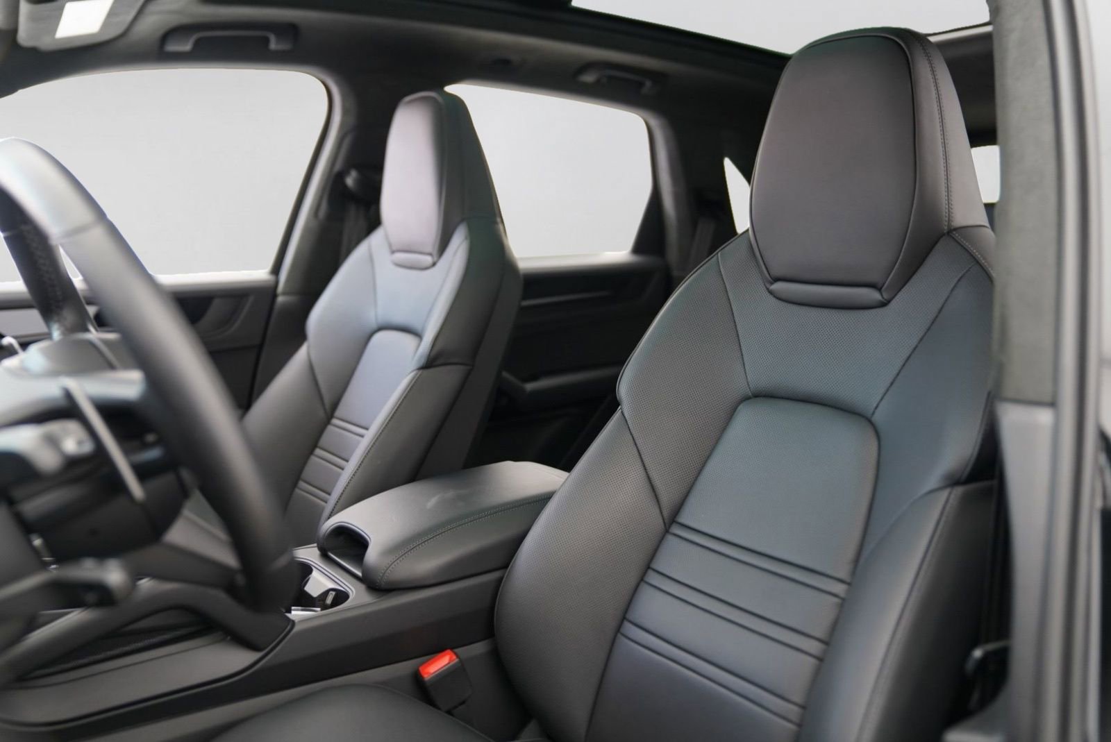 Used 2025 Porsche Cayenne GTS AWD/4WD image 11