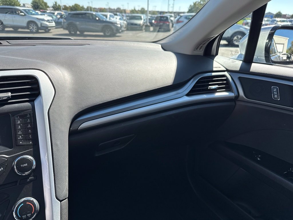 Used 2016 Ford Fusion SE FWD image 25