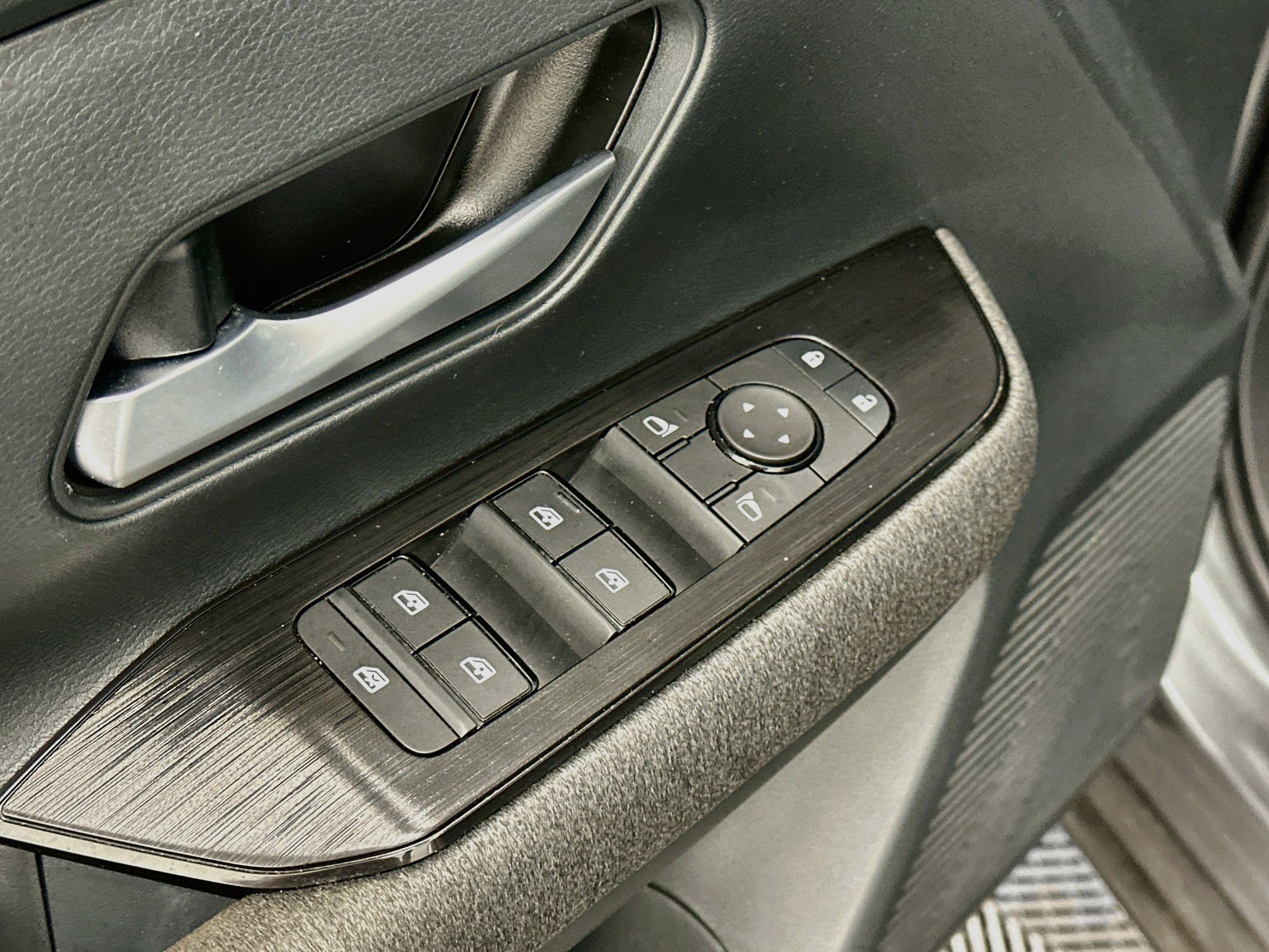 Used 2025 Nissan Kicks SV AWD/4WD image 15