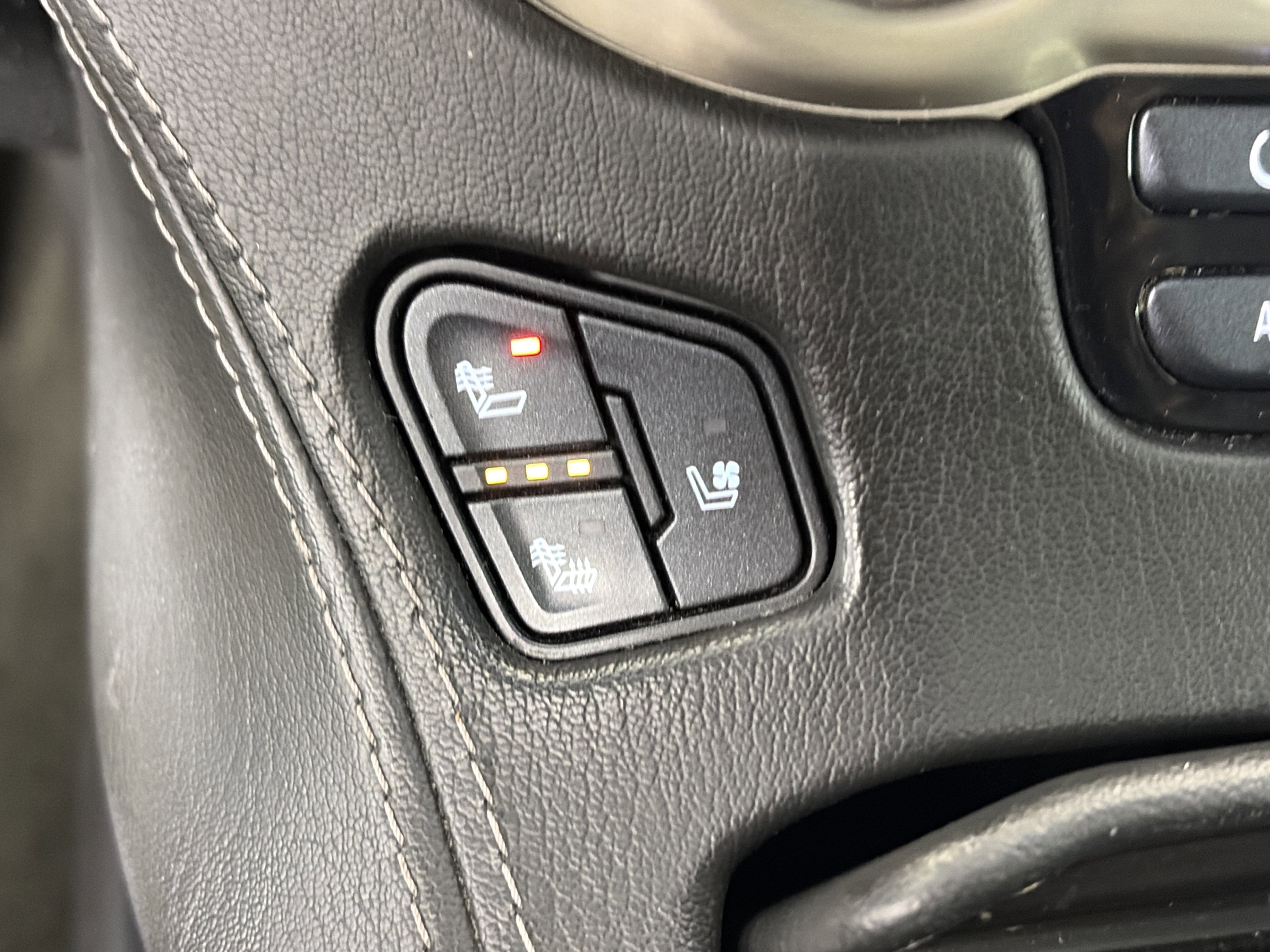 Used 2018 GMC Yukon Denali image 24