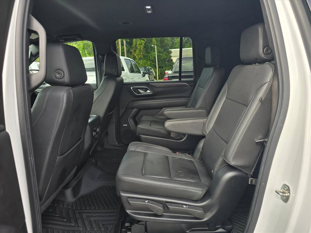 Used 2022 Chevrolet Suburban LT w/ Luxury Package RWD image 10