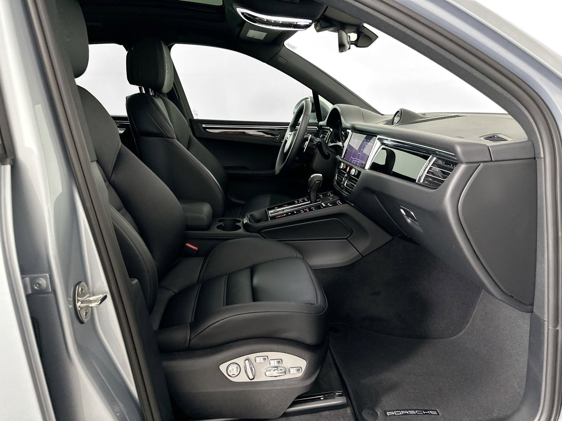 Certified 2025 Porsche Macan image 29