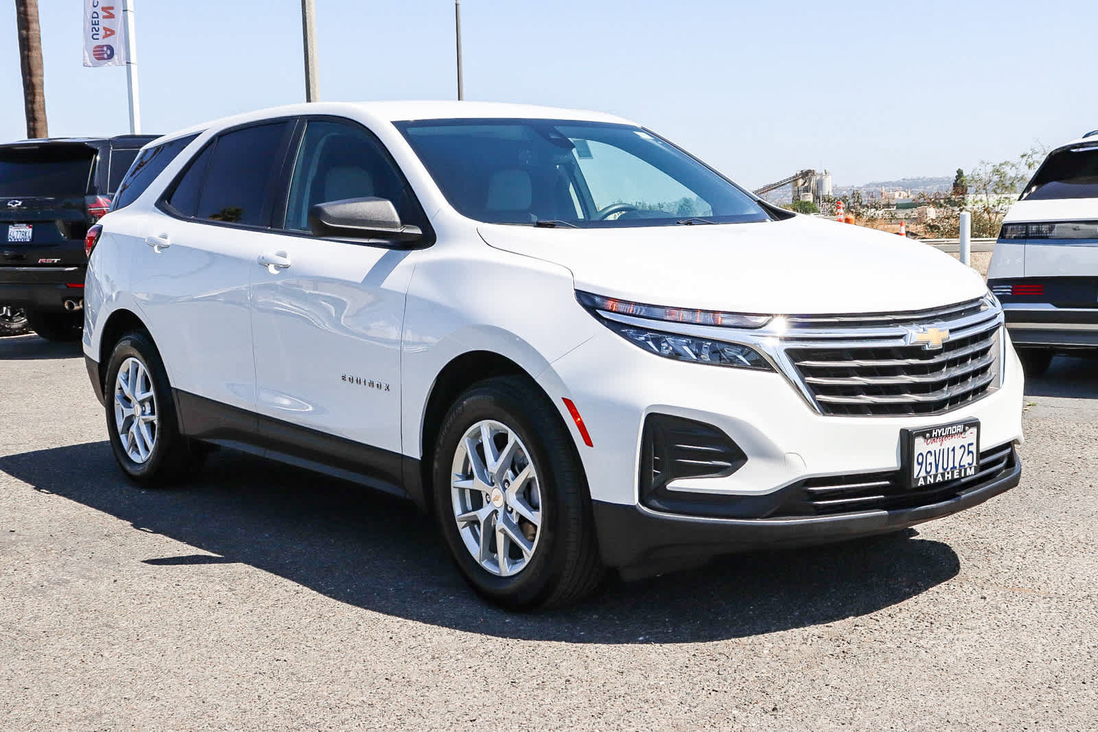 Used 2023 Chevrolet Equinox LS w/ LS Convenience Package FWD image 3