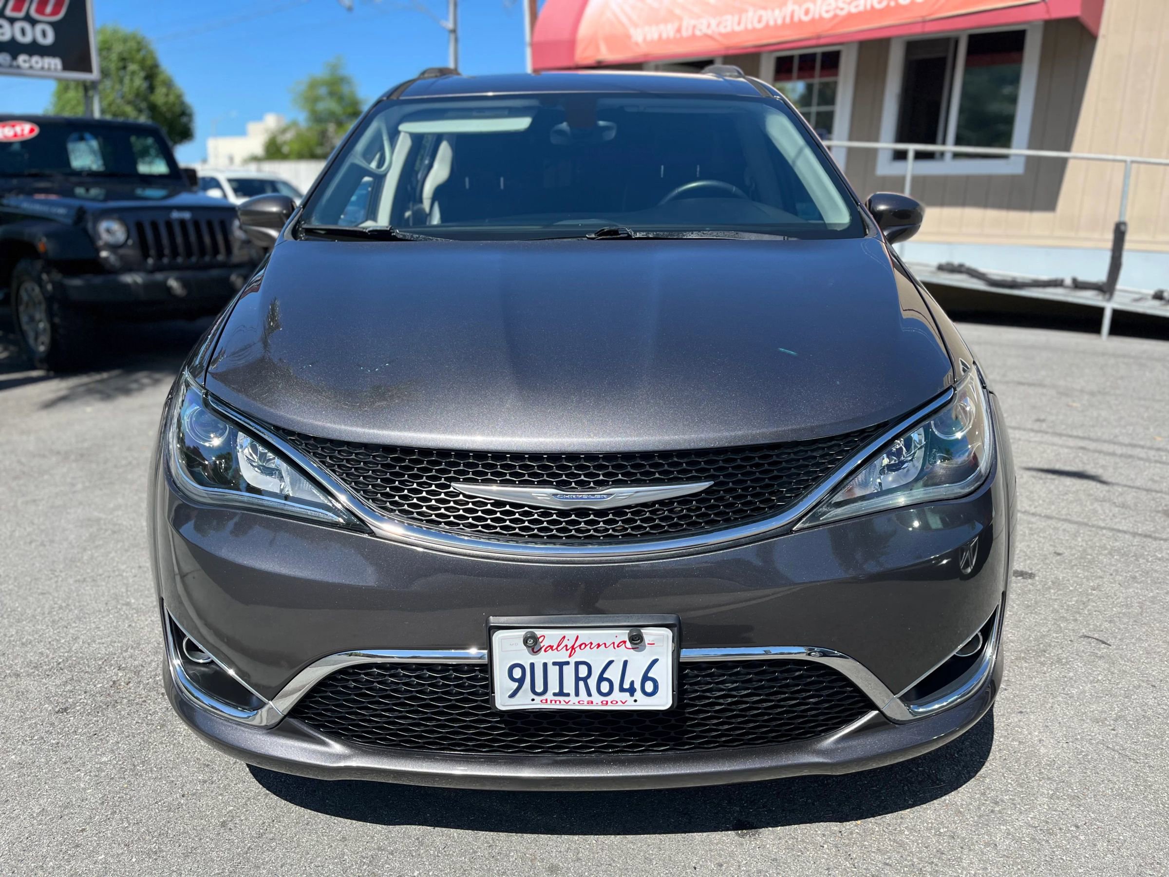 Used 2017 Chrysler Pacifica Touring-L FWD image 2